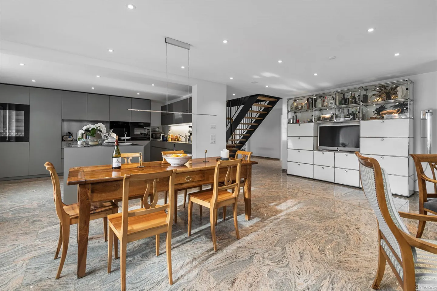 Abitazione/ufficio/studio/casa multigenerazionale con attico duplex di 8,5 vani e appartamento di 3,5 vani con giardino - Foto 1 di 13