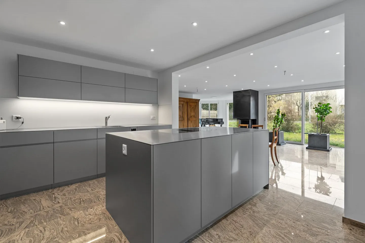 Abitazione/ufficio/studio/casa multigenerazionale con attico duplex di 8,5 vani e appartamento di 3,5 vani con giardino - Foto 5 di 13