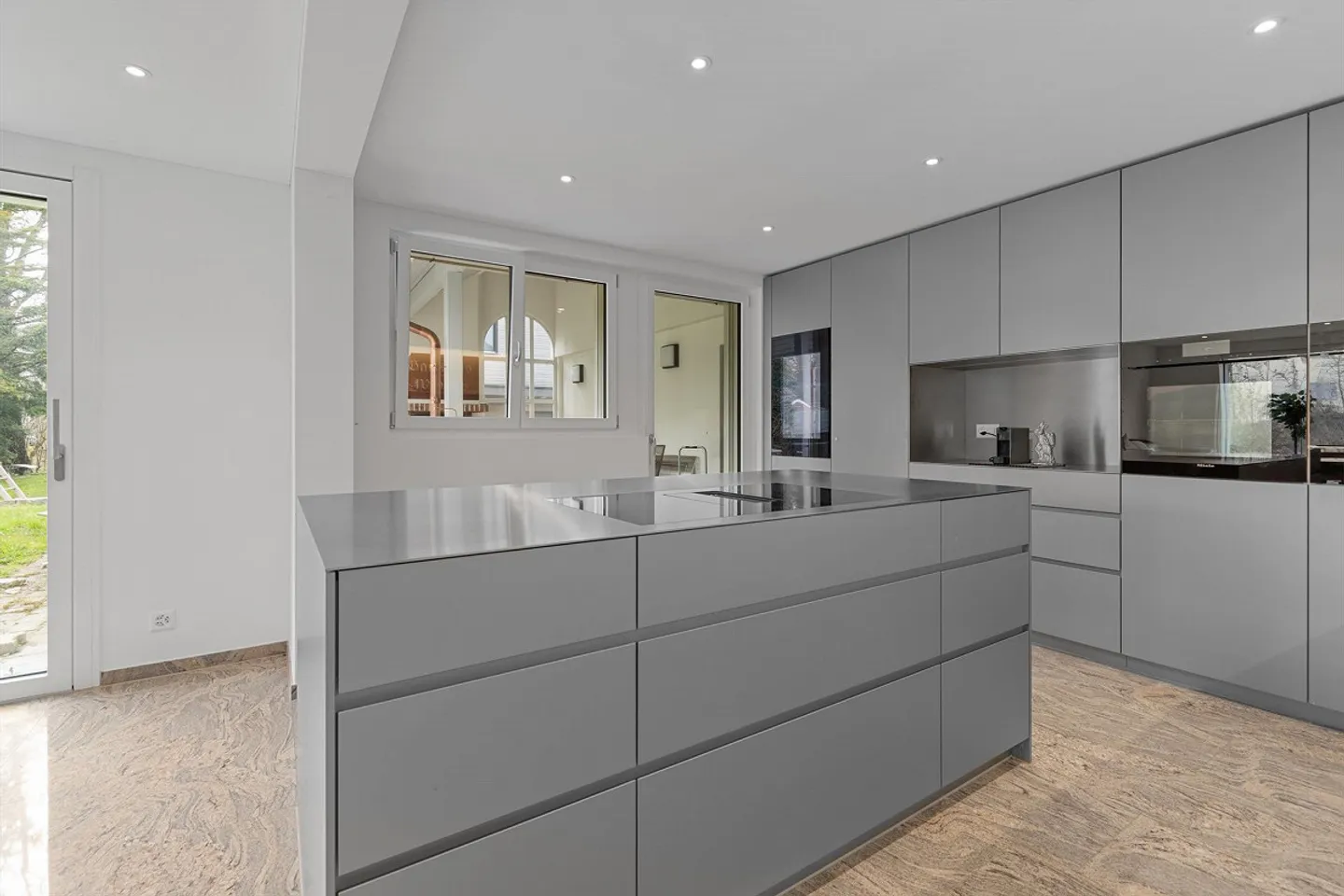 Abitazione/ufficio/studio/casa multigenerazionale con attico duplex di 8,5 vani e appartamento di 3,5 vani con giardino - Foto 4 di 13