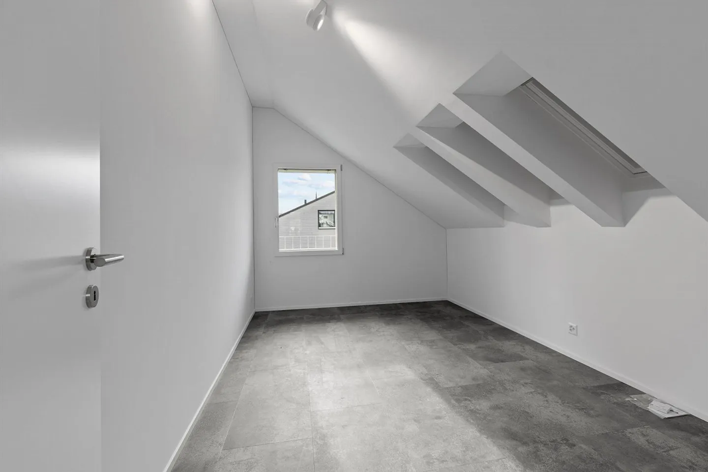 Abitazione/ufficio/studio/casa multigenerazionale con attico duplex di 8,5 vani e appartamento di 3,5 vani con giardino - Foto 11 di 13
