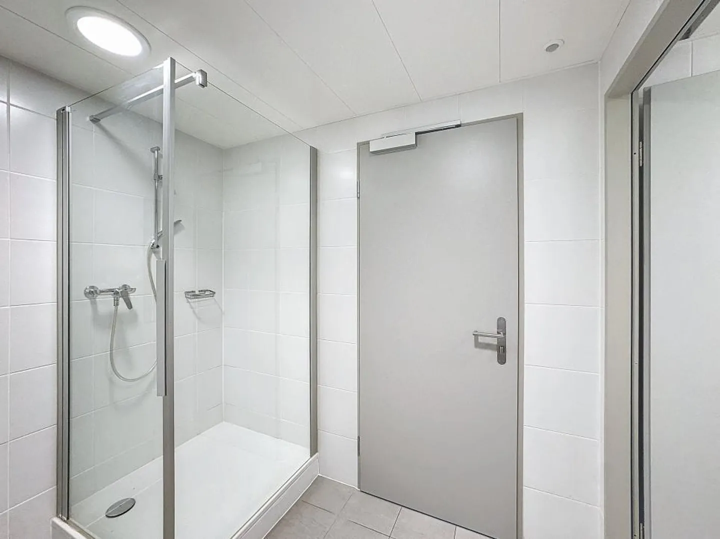 Geräumige Büros nur wenige Minuten vom Flughafen entfernt - Foto 3 von 9