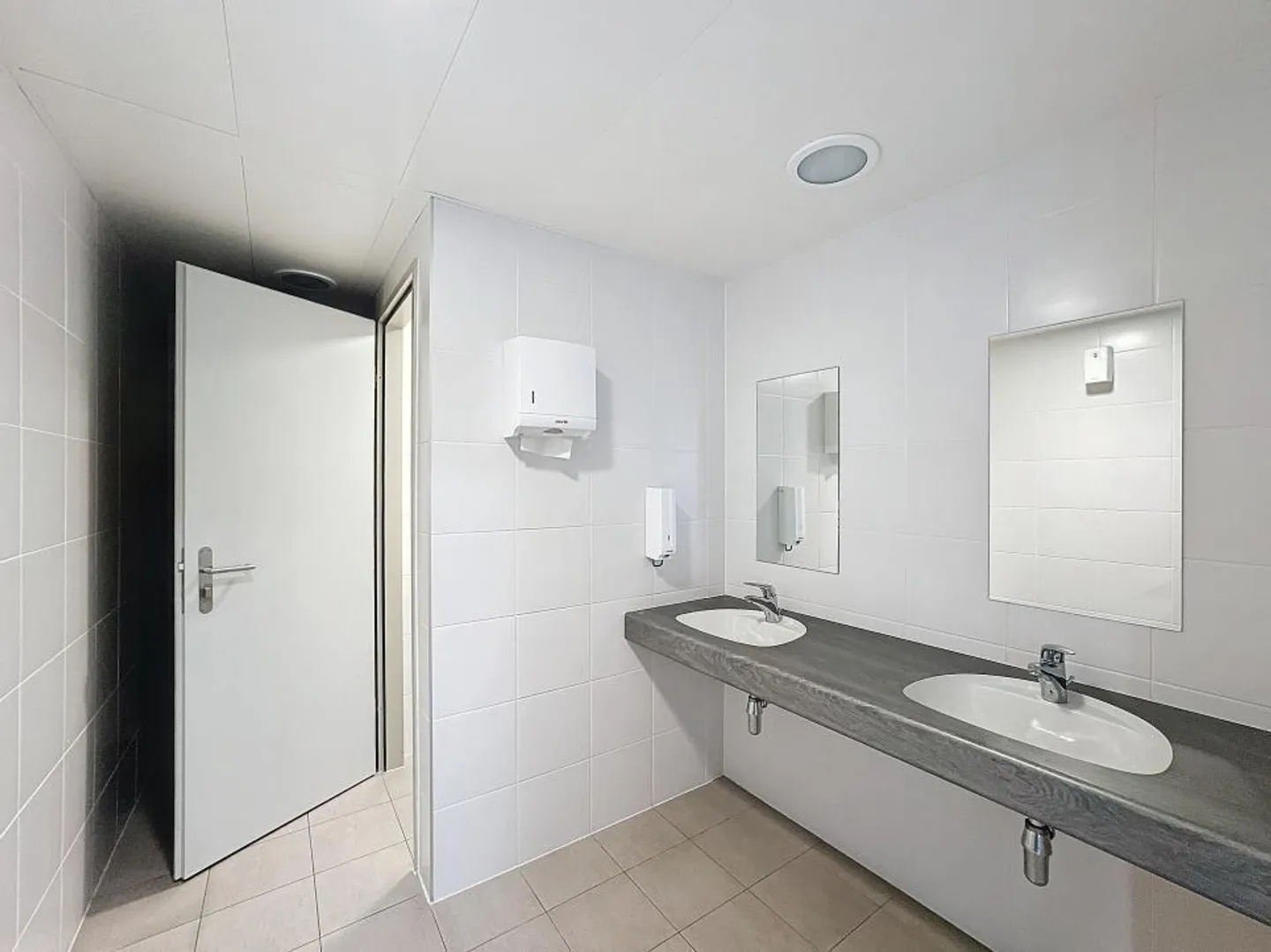 Geräumige Büros nur wenige Minuten vom Flughafen entfernt - Foto 4 von 9