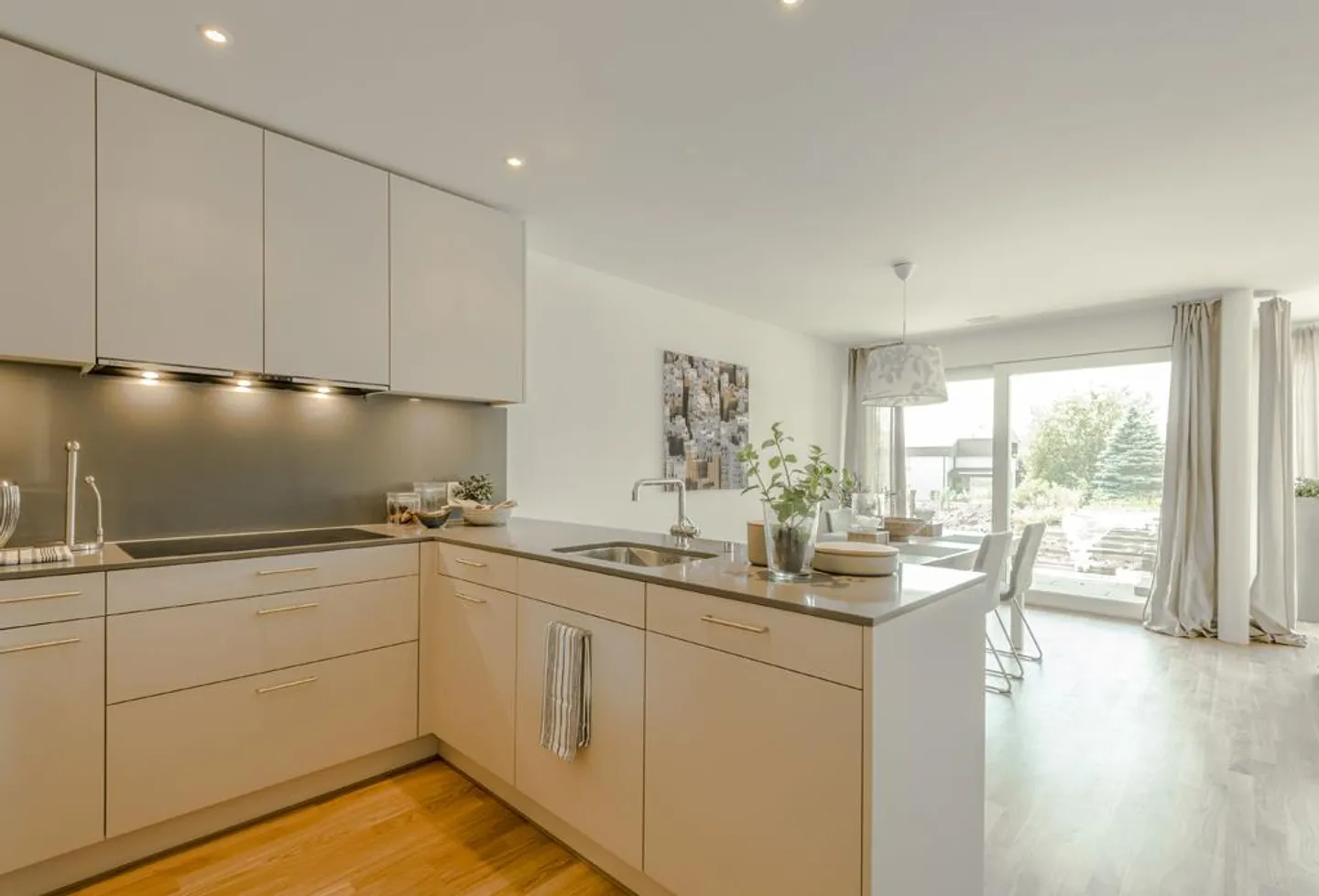 Affitto di un esclusivo appartamento di 4 ½ stanze con standard di proprietà - Foto 2 di 10