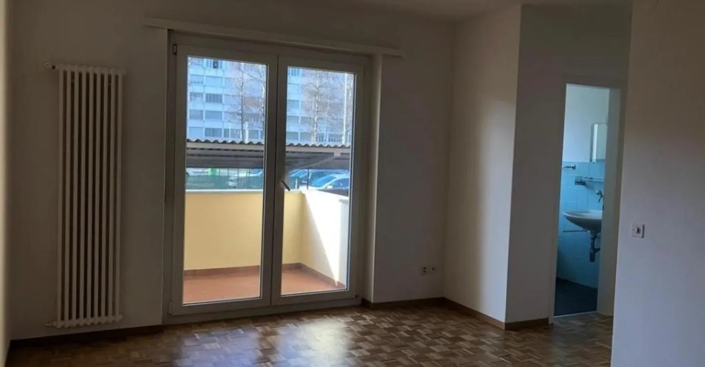 We rent a spacious and renovated apartment, first month free - Photo 2 of 5