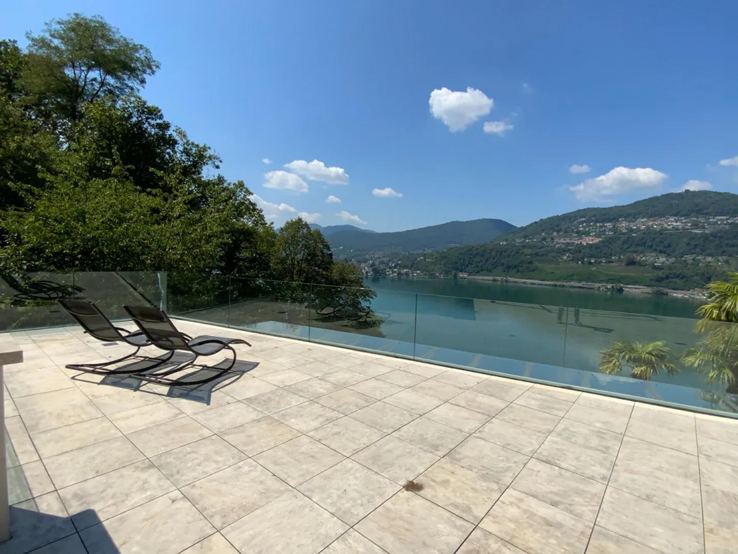 Villa lussuosa con vista mozzafiato immersa nel verde - Foto 2 di 6