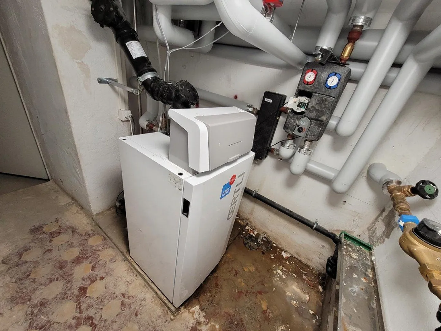 Completely renovated property with 10 modern apartments in a central location - Photo 20 of 21