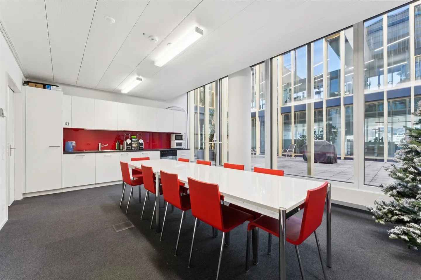 Vedere oltre gli altri: Edificio sportivo Allmend - Foto 5 di 7