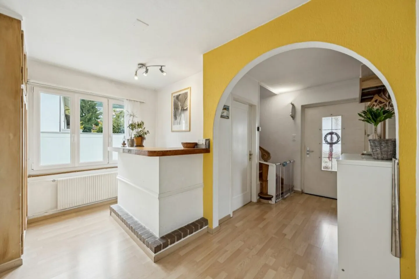 Opportunité d'investissement : Maison jumelée dans la zone commerciale, combinable pour l'habitation et le commerce - Photo 3 sur 13