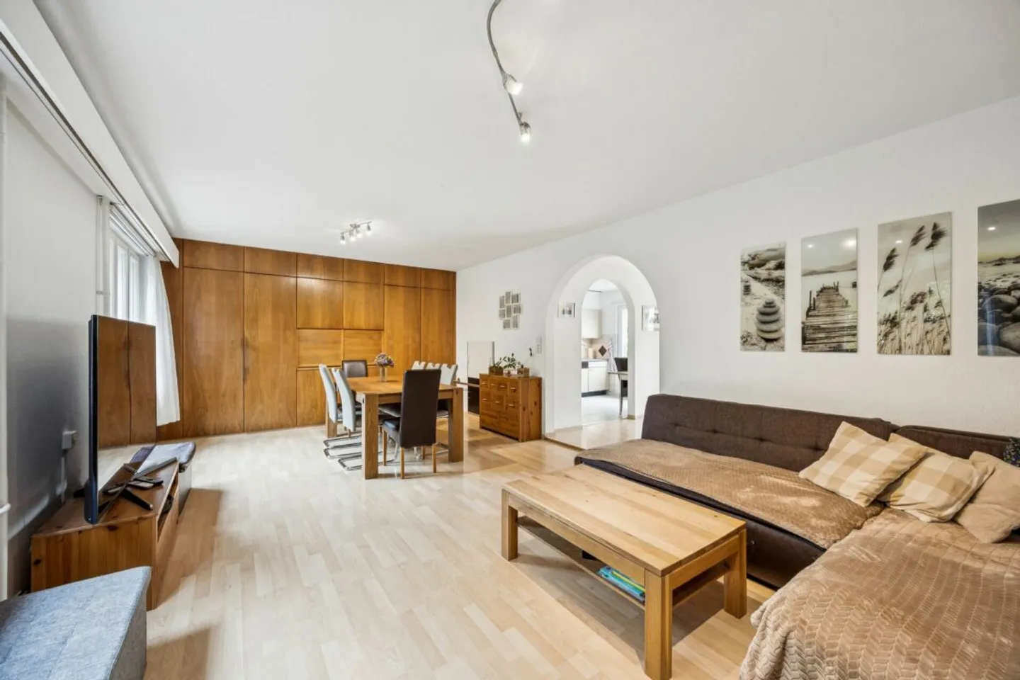 Opportunité d'investissement : Maison jumelée dans la zone commerciale, combinable pour l'habitation et le commerce - Photo 5 sur 13