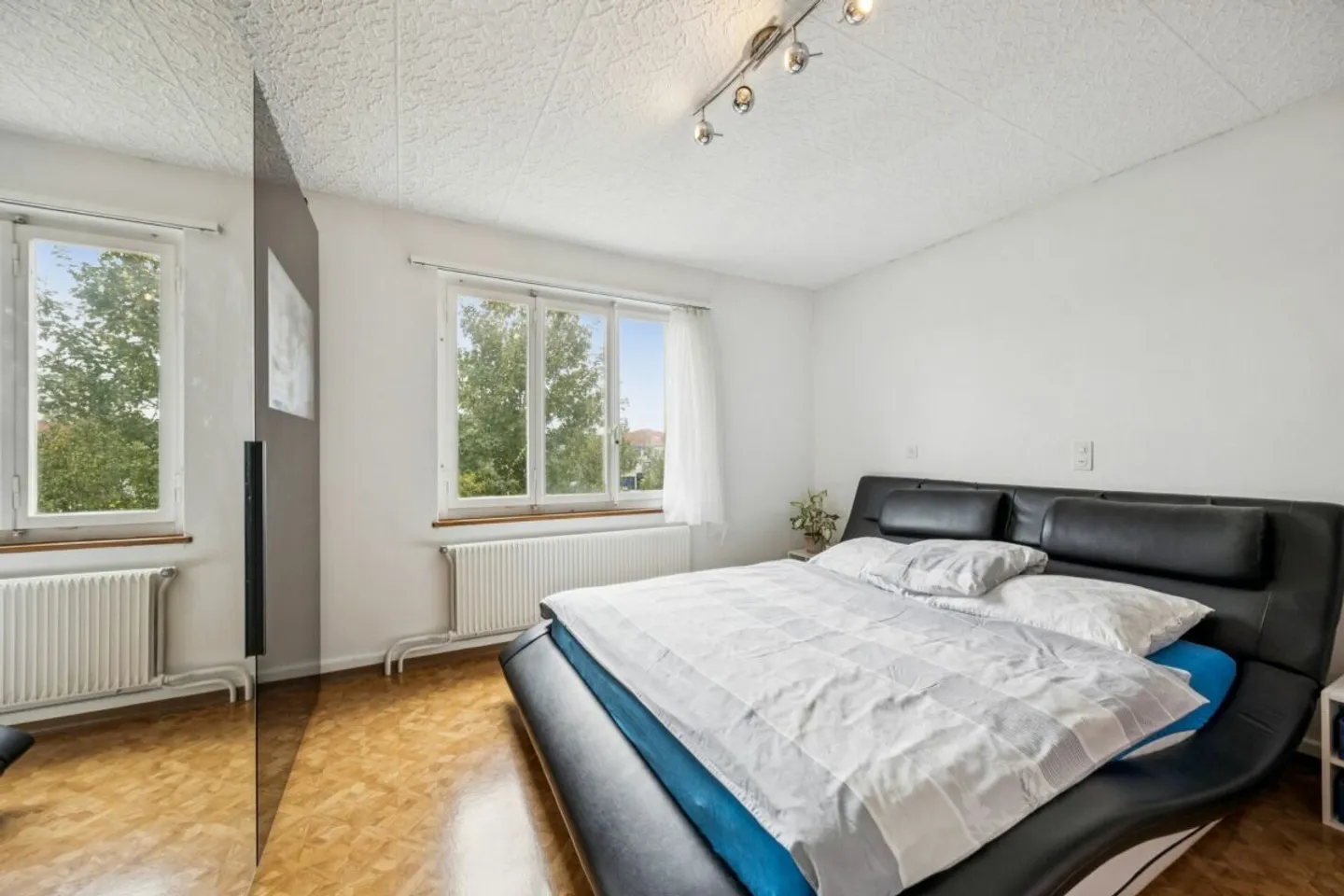 Opportunité d'investissement : Maison jumelée dans la zone commerciale, combinable pour l'habitation et le commerce - Photo 8 sur 13