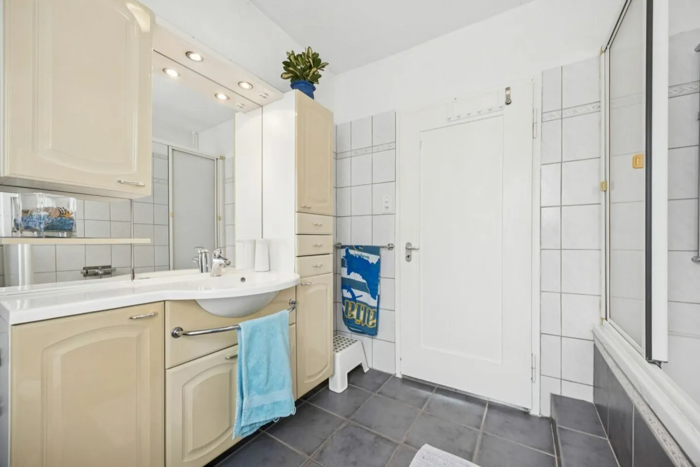 Opportunité d'investissement : Maison jumelée dans la zone commerciale, combinable pour l'habitation et le commerce - Photo 9 sur 13