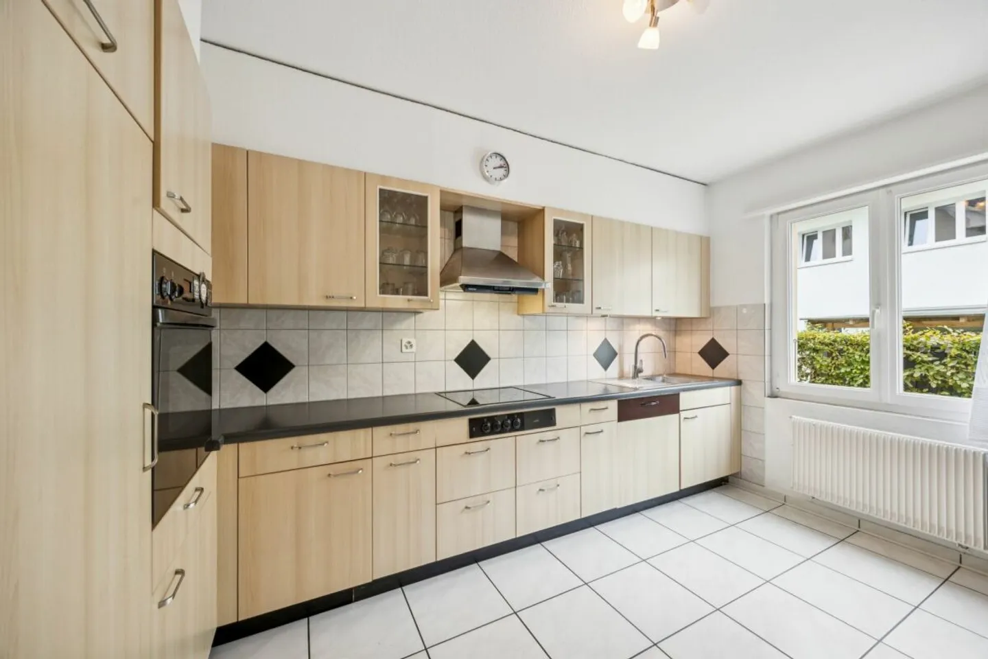 Opportunité d'investissement : Maison jumelée dans la zone commerciale, combinable pour l'habitation et le commerce - Photo 6 sur 13