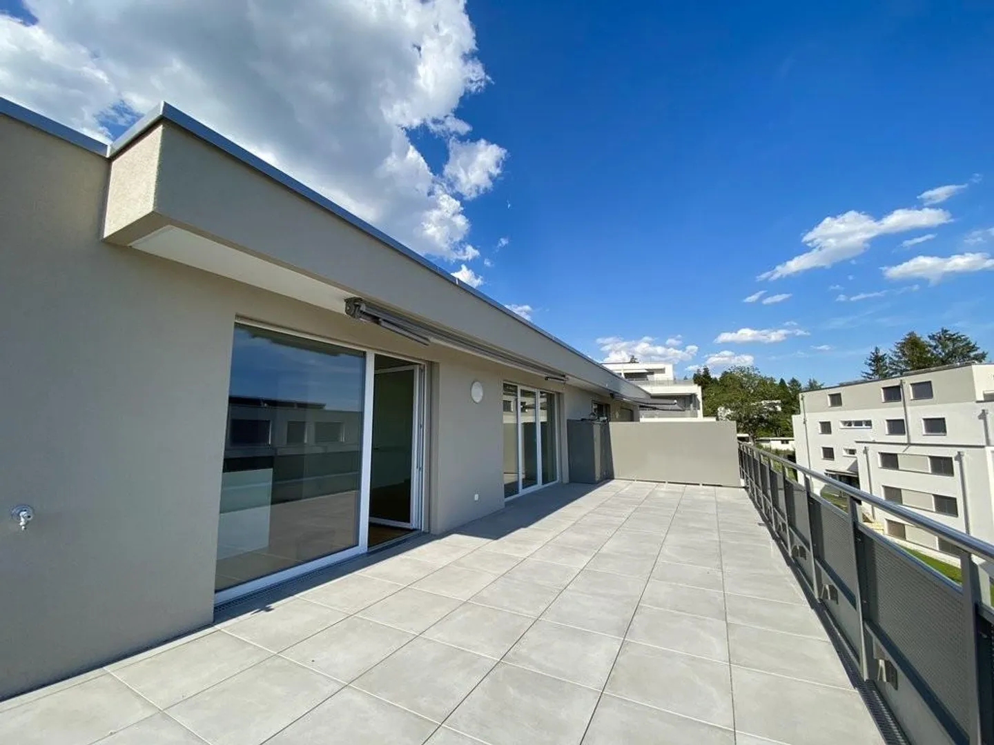 Modernes Apartment mit grosser Terrasse - Foto 1 von 12