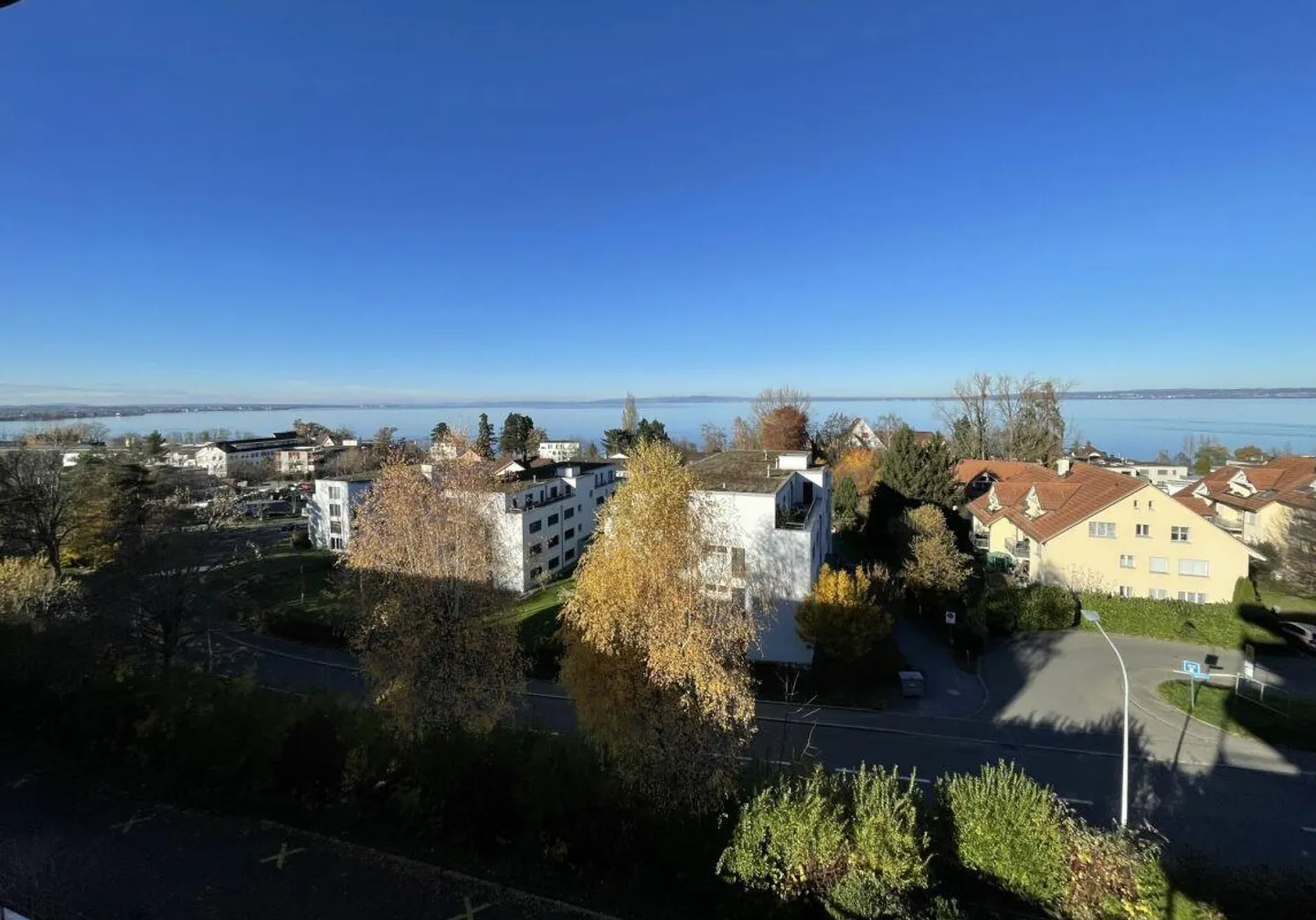 Appartement lumineux et spacieux de 4 1/2 pièces avec vue sur le lac - Photo 2 sur 12