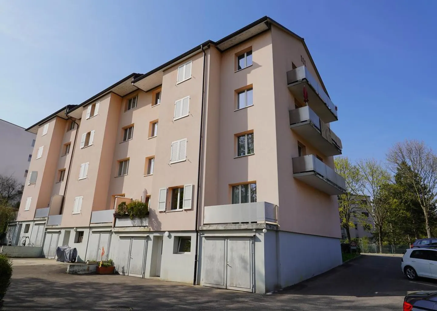 Newly renovated 2-room apartment in close proximity to the train station - Photo 1 of 5