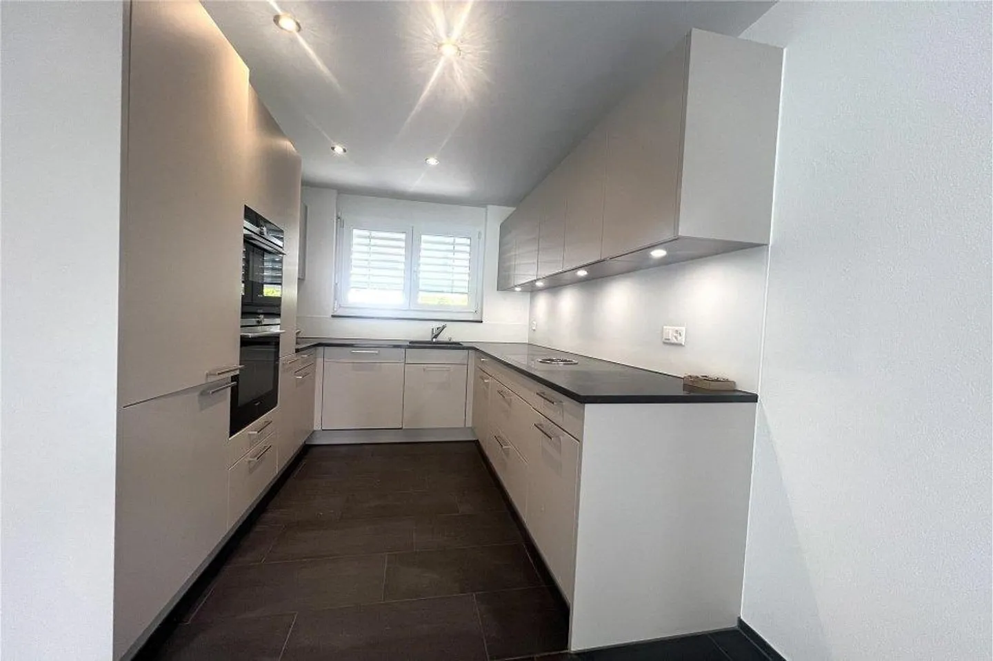 Maison mitoyenne moderne en excellent état - Photo 3 sur 12