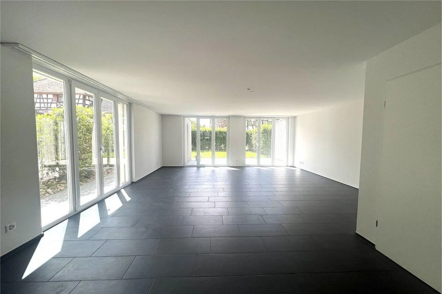 Maison mitoyenne moderne en excellent état - Photo 4 sur 12