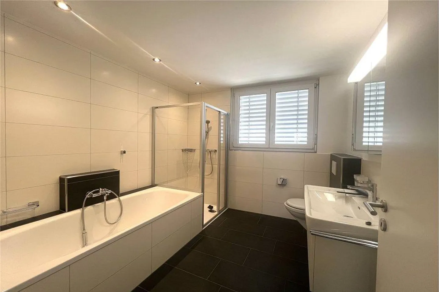 Maison mitoyenne moderne en excellent état - Photo 5 sur 12