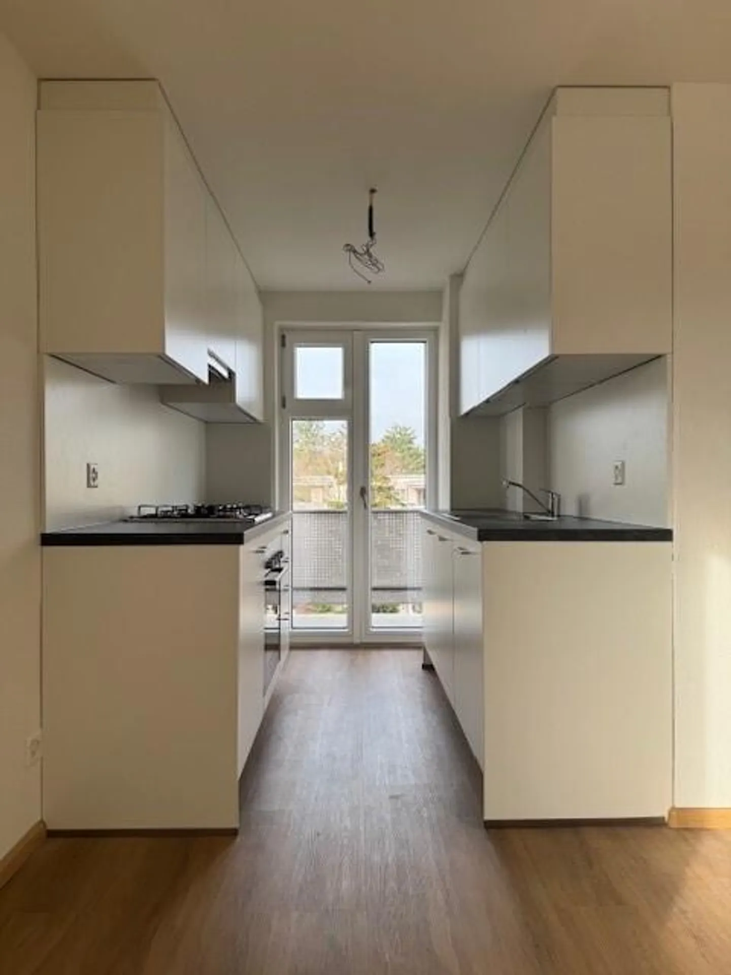 Newly renovated 2-room apartment in close proximity to the train station - Photo 2 of 5