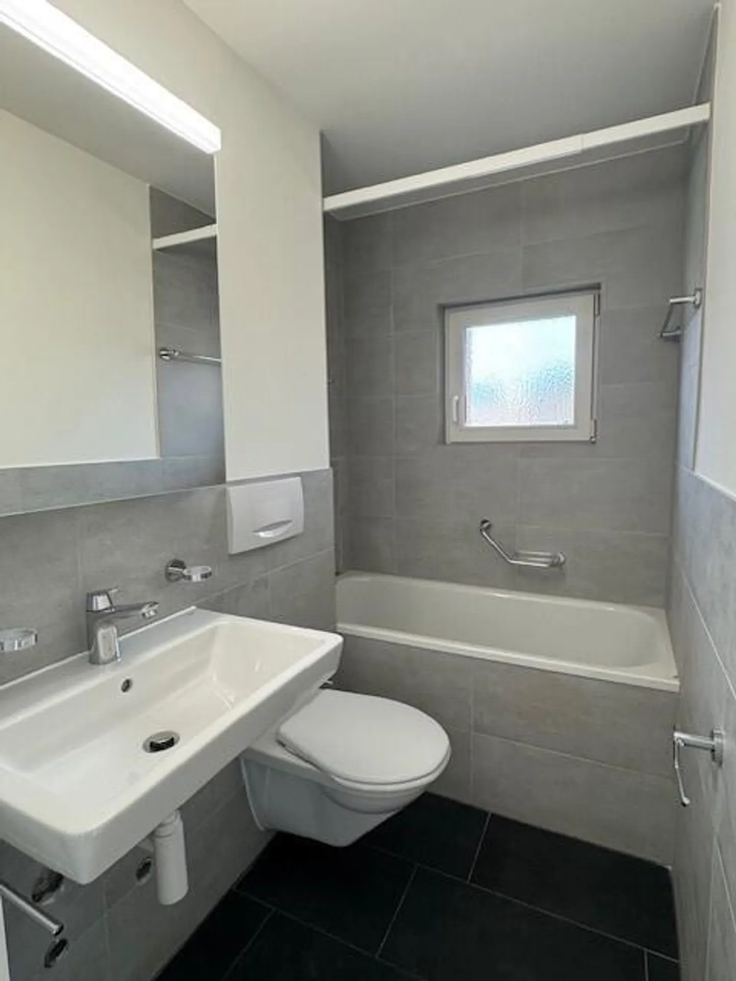 Newly renovated 2-room apartment in close proximity to the train station - Photo 3 of 5