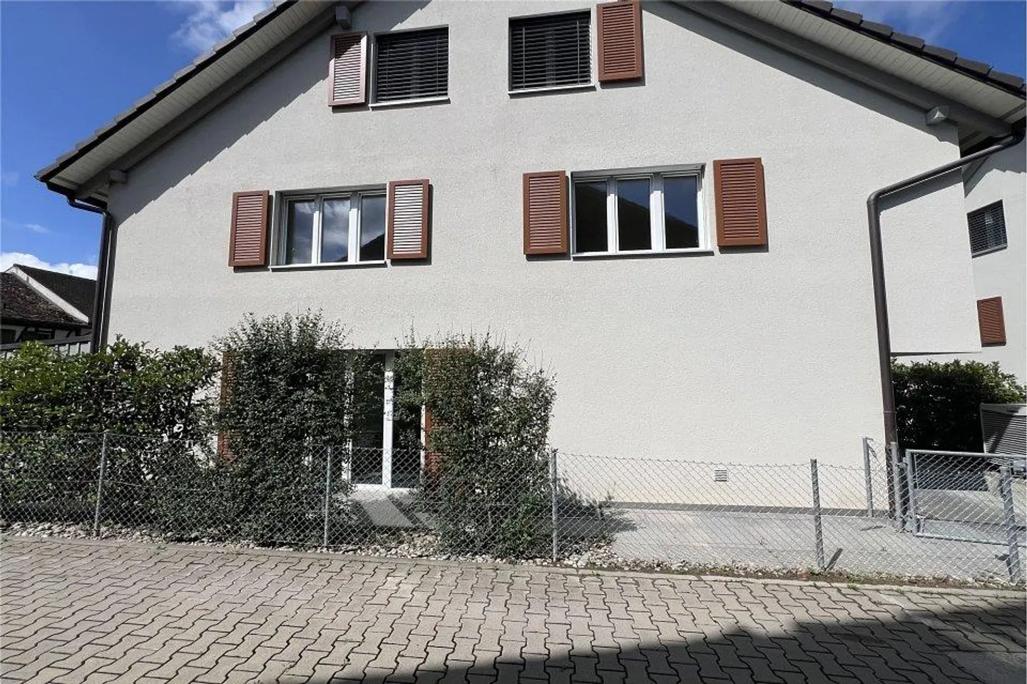 Maison mitoyenne moderne en excellent état - Photo 2 sur 12