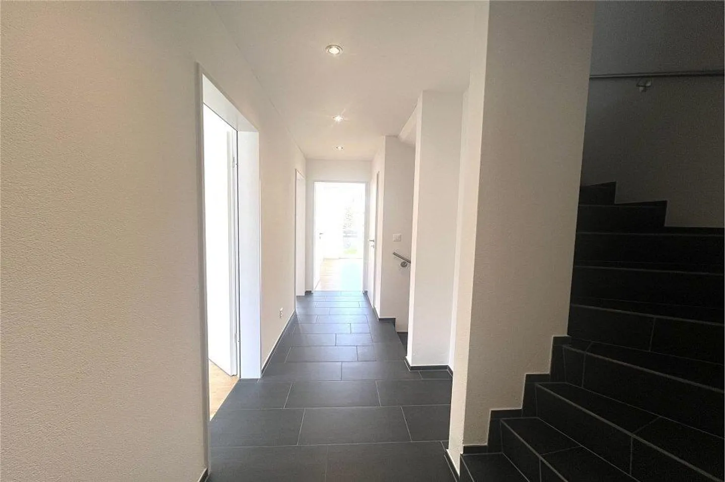 Maison mitoyenne moderne en excellent état - Photo 9 sur 12