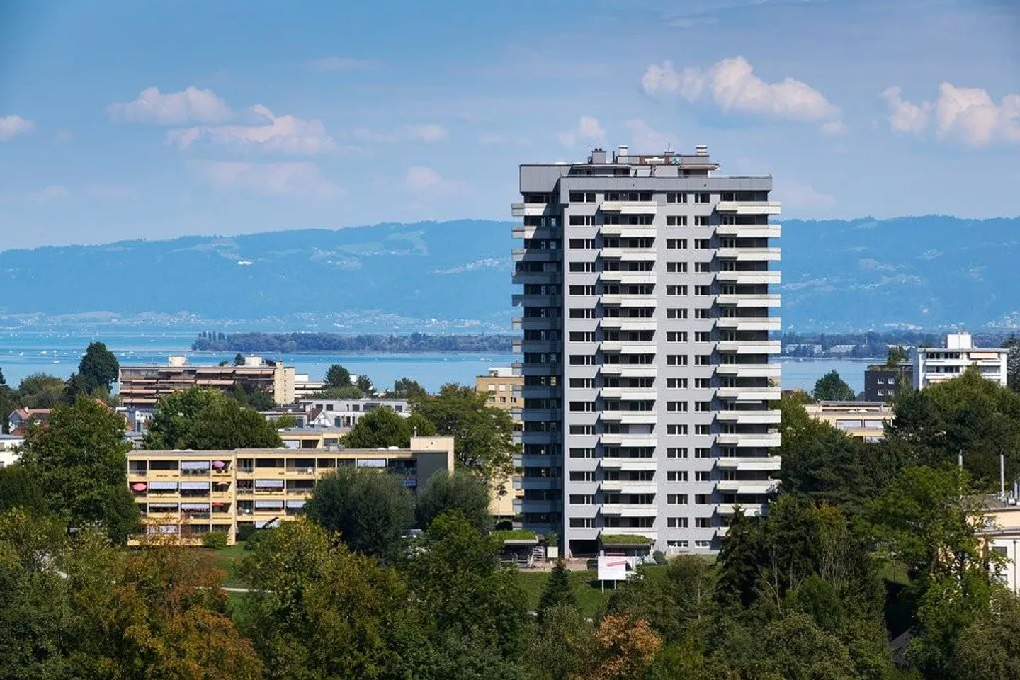 Vivre dans un immeuble de grande hauteur - Près du terrain de sport de Kellen - Photo 1 sur 8