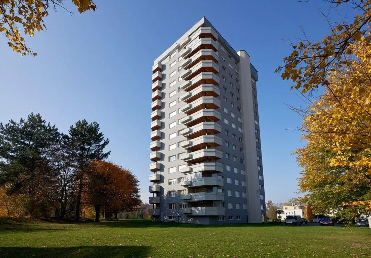 Vivre dans un immeuble de grande hauteur - Près du terrain de sport de Kellen - Photo 2 sur 8