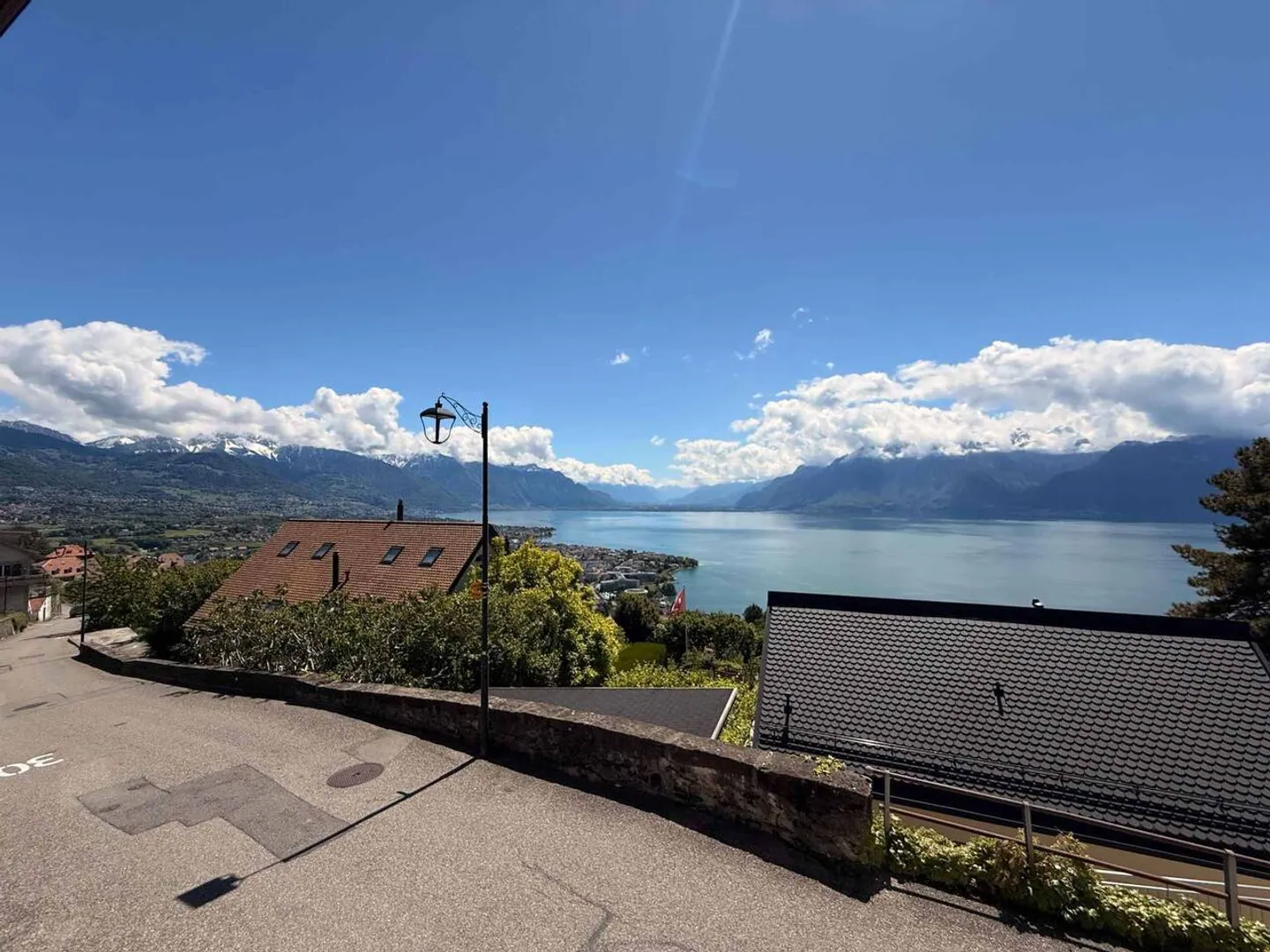Appartement Charmant avec Vue sur le Lac - Photo 1 sur 12