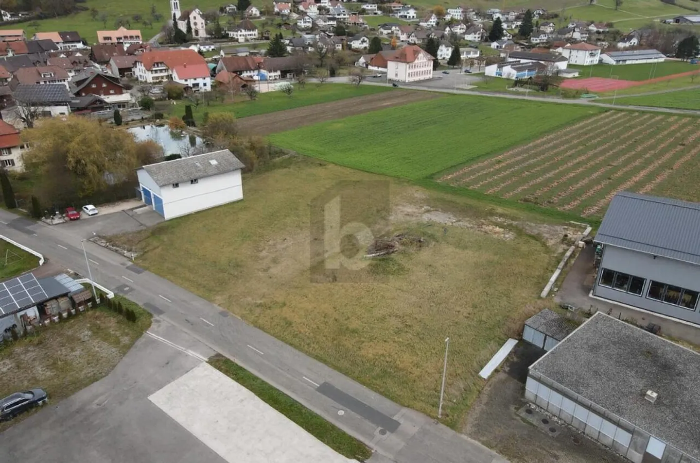 EMPLACEMENT D'ENTREPRISE AVEC UNITÉS SUPPLÉMENTAIRES - Photo 1 sur 5