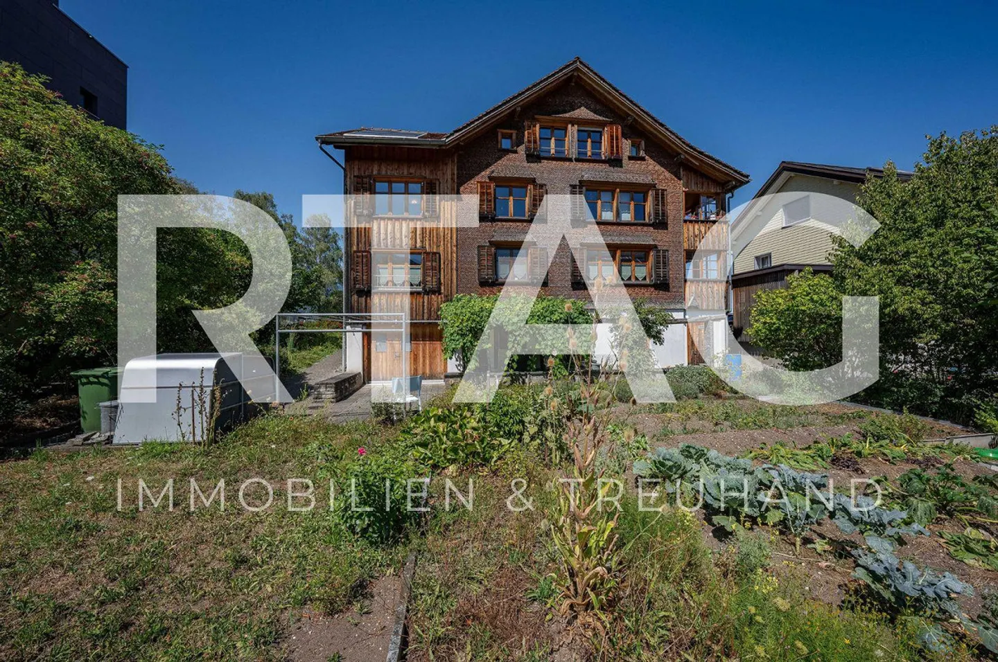 Two-family house - Photo 1 of 13