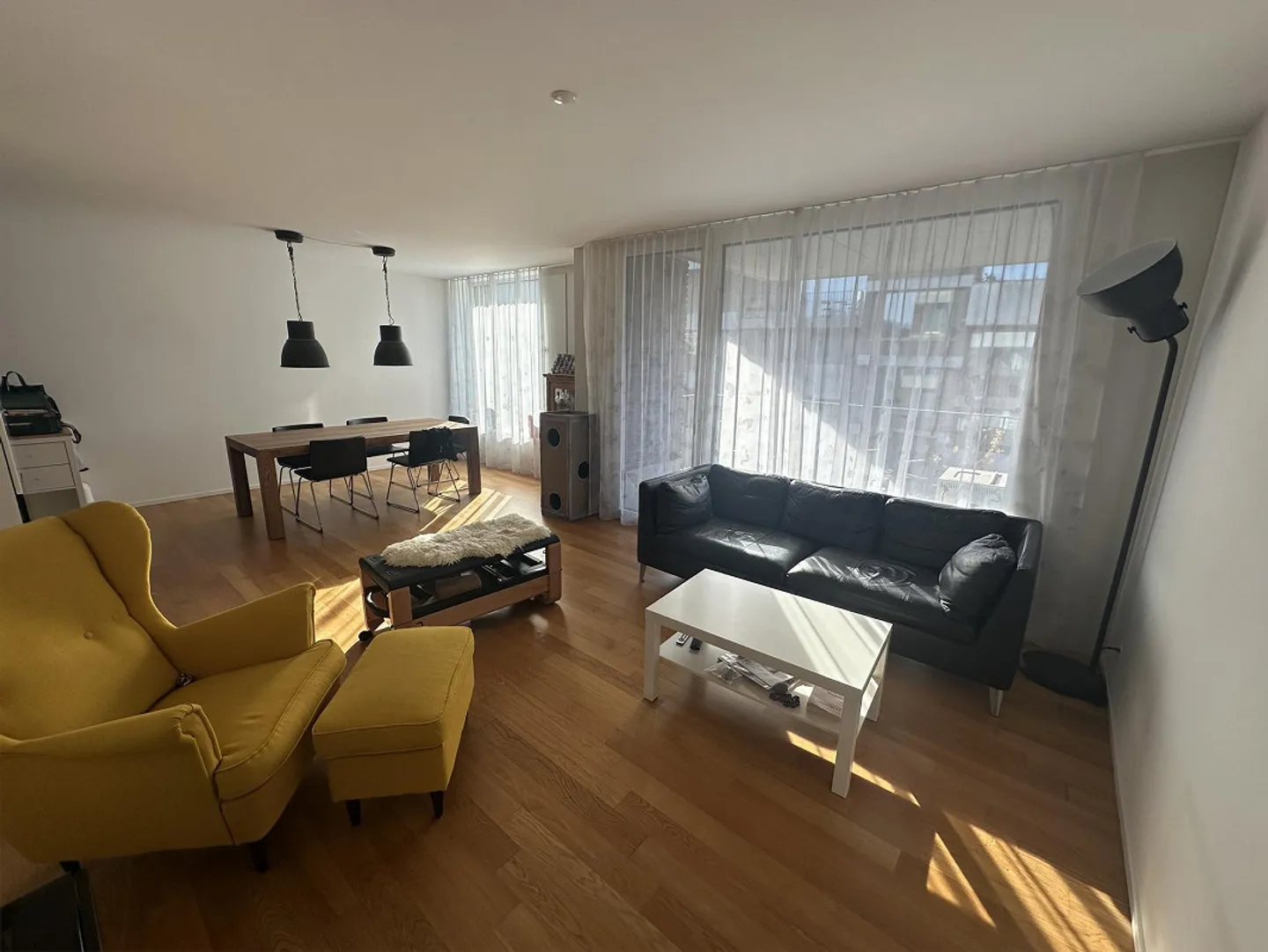 Appartement moderne et lumineux avec 2 balcons et place de parking - Photo 2 sur 8