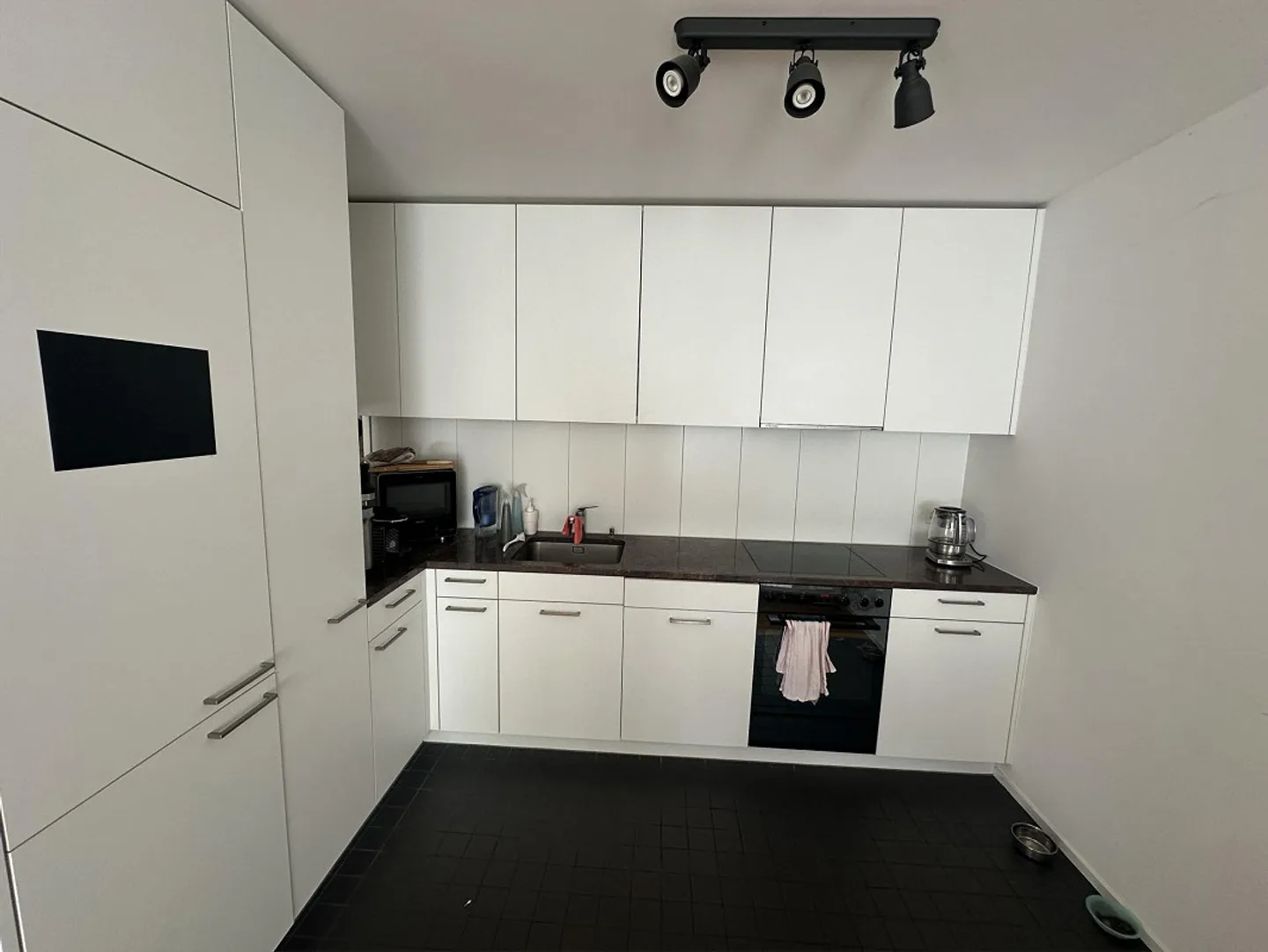 Appartement moderne et lumineux avec 2 balcons et place de parking - Photo 3 sur 8