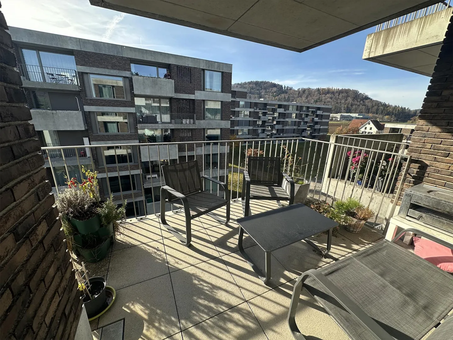 Appartement moderne et lumineux avec 2 balcons et place de parking - Photo 4 sur 8