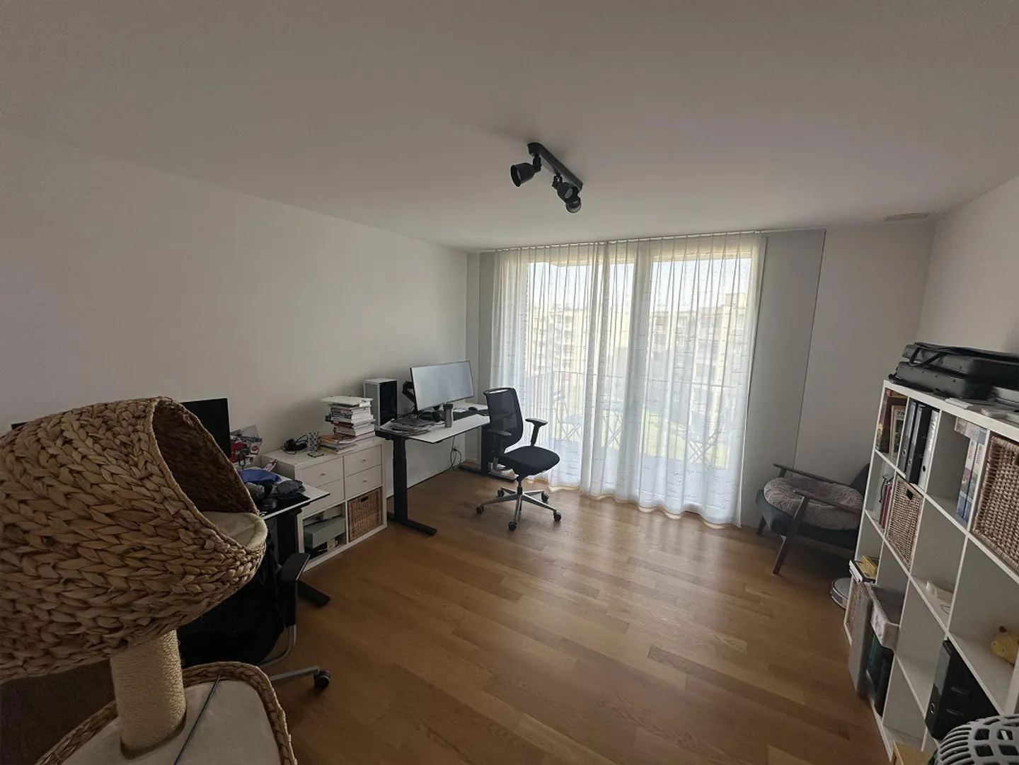 Appartement moderne et lumineux avec 2 balcons et place de parking - Photo 5 sur 8