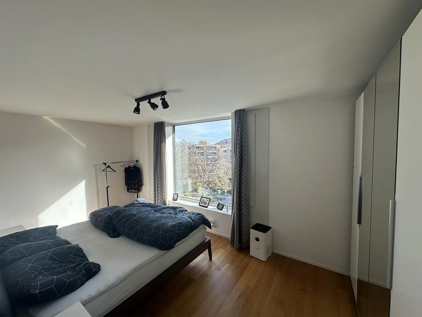 Appartement moderne et lumineux avec 2 balcons et place de parking - Photo 6 sur 8