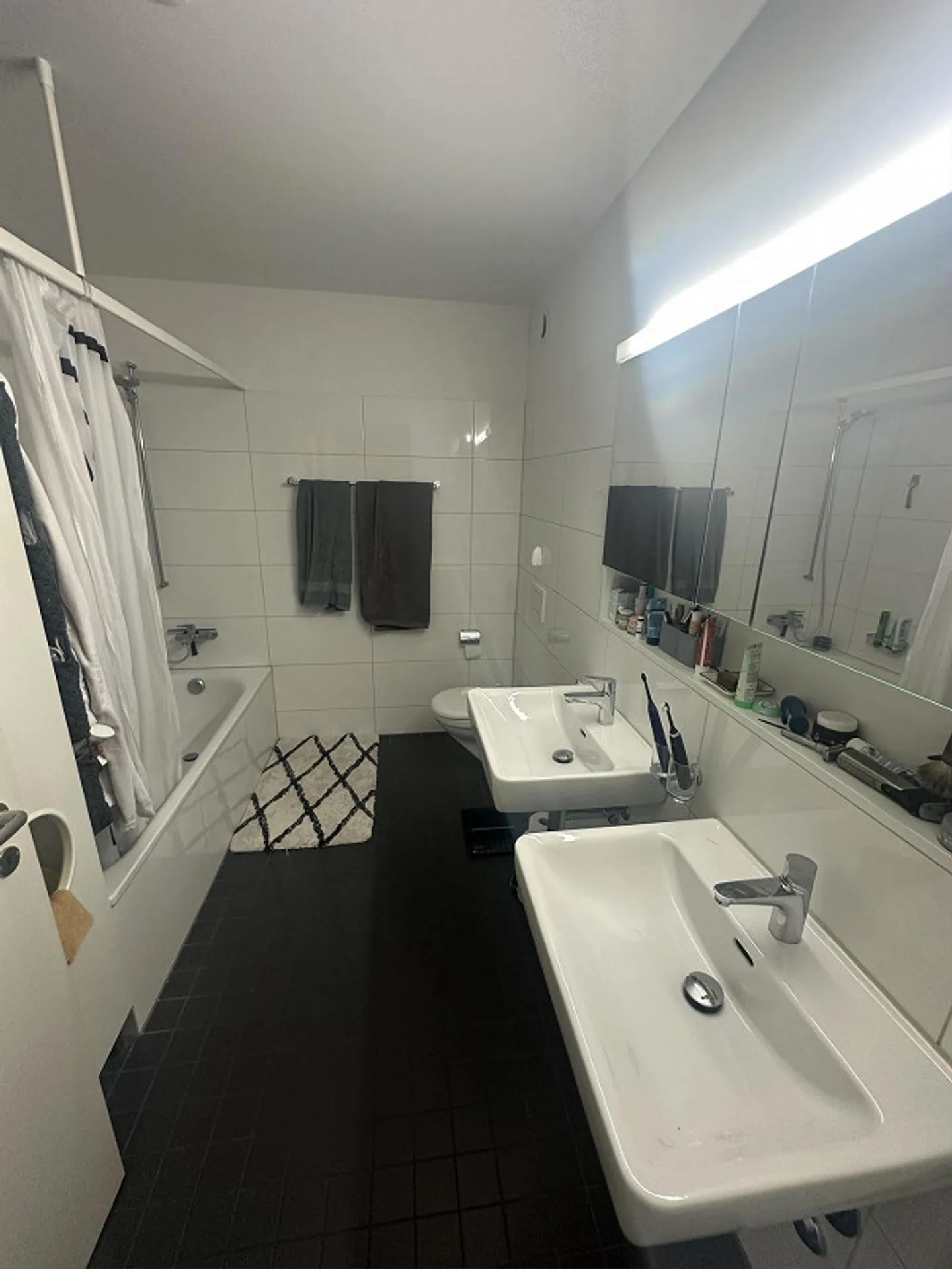 Appartement moderne et lumineux avec 2 balcons et place de parking - Photo 7 sur 8