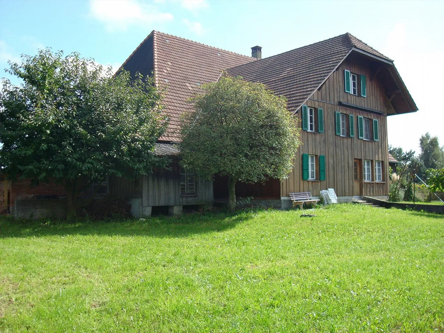 Farmhouse with 3 apartments + development potential! - Photo 3 of 17