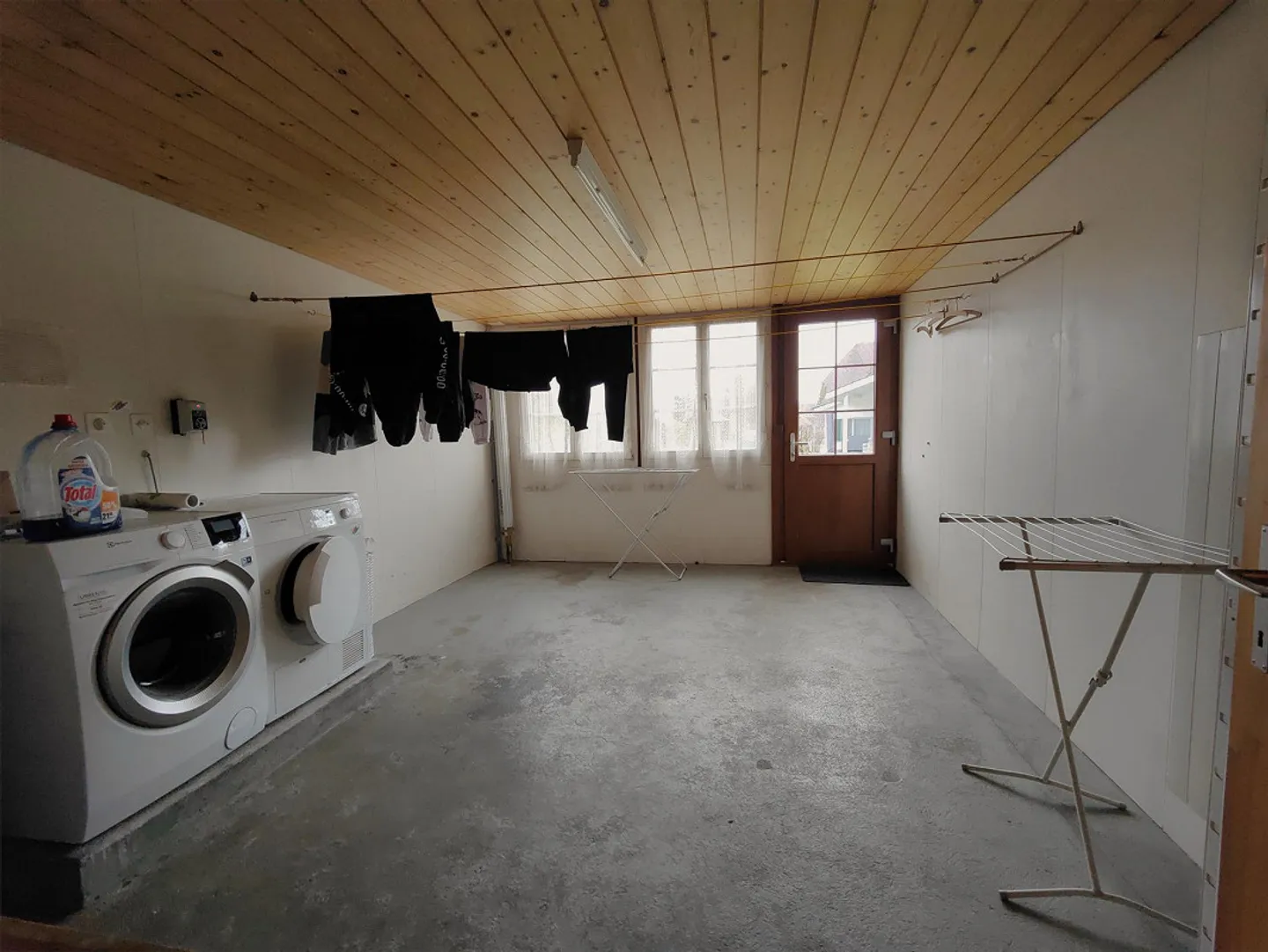 Farmhouse with 3 apartments + development potential! - Photo 13 of 17