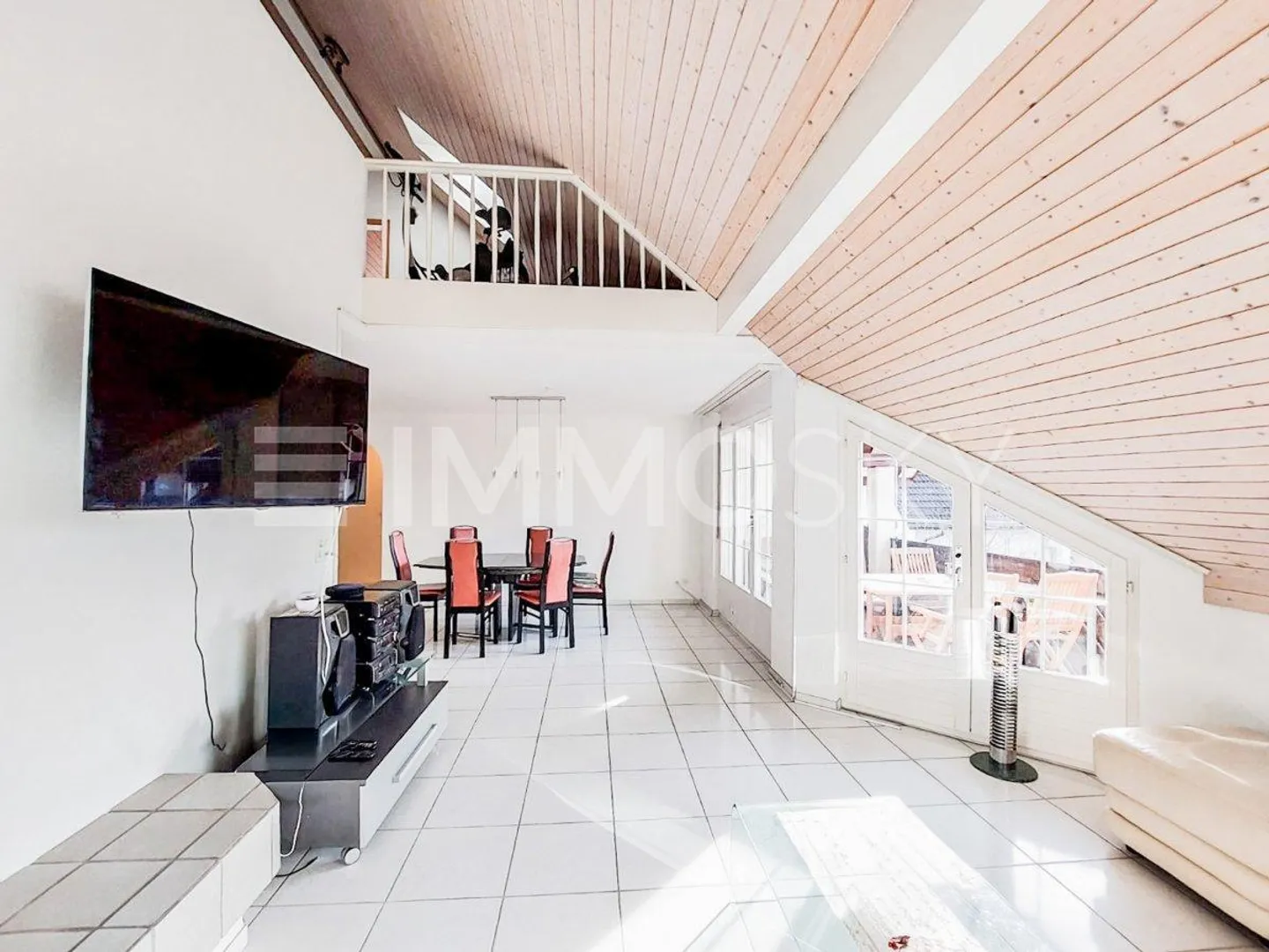 Charming Maisonette with Balcony - Photo 3 of 5