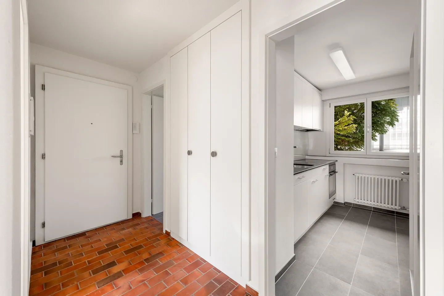 Modernes Apartment mit Balkon - Foto 2 von 9