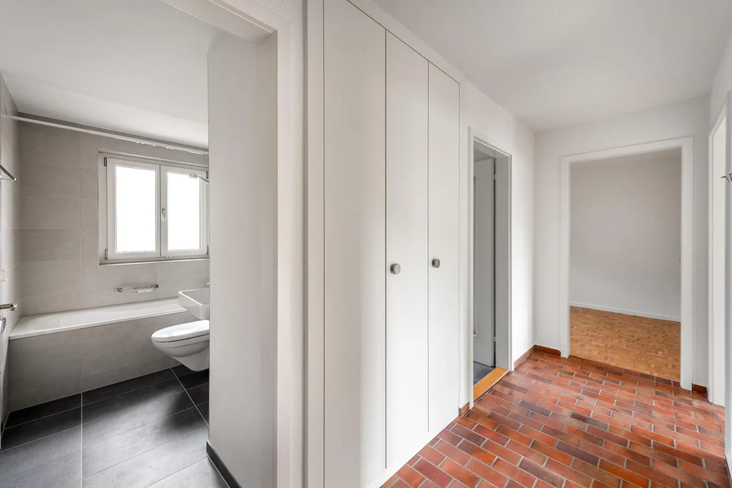 Modernes Apartment mit Balkon - Foto 8 von 9