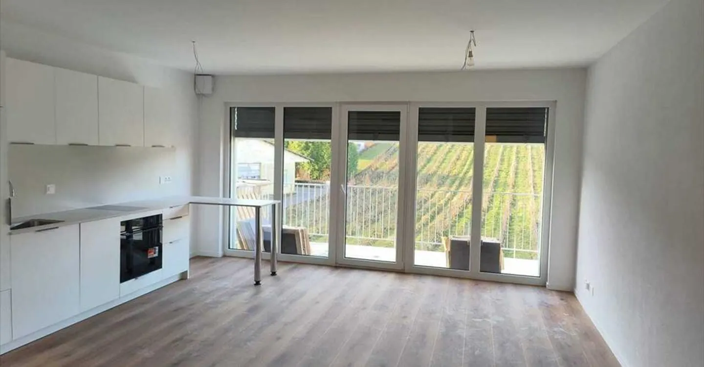 Studio moderno con balcone - Foto 2 di 8