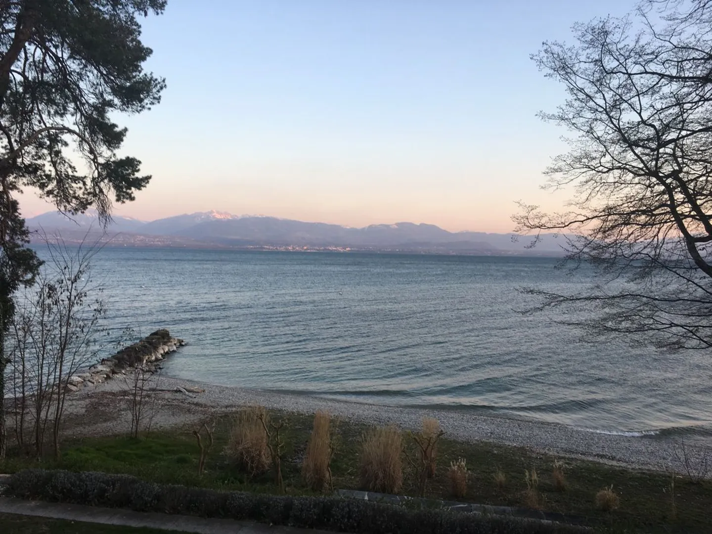 Maison lumineuse avec jardin, au bord du lac - Photo 1 of 1