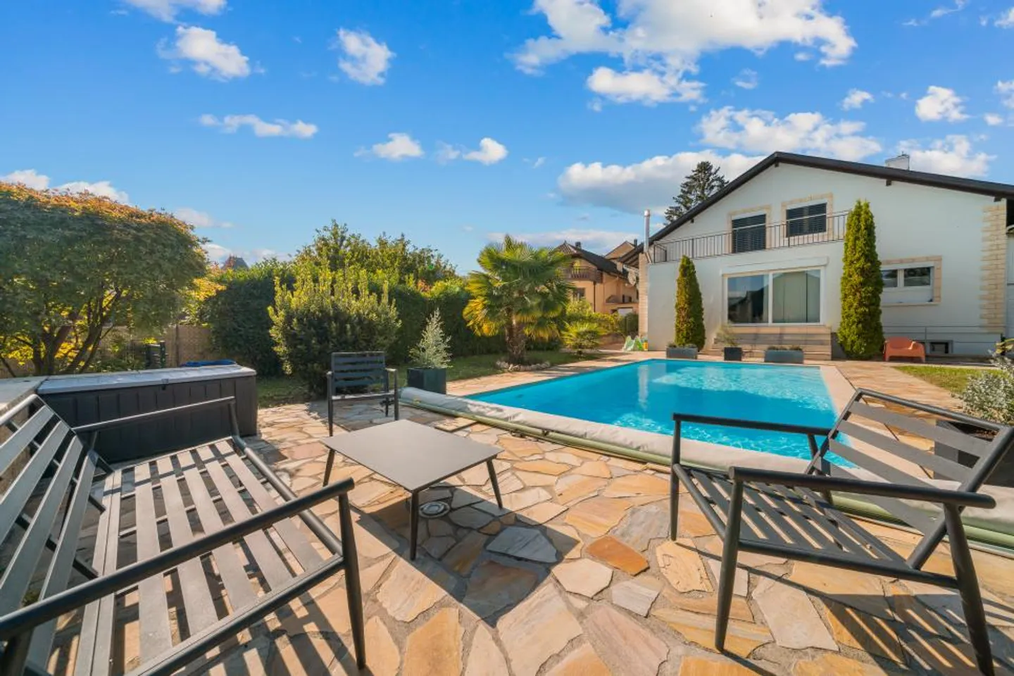 VILLA FAMILIARE CON PISCINA NEL CUORE DI LUCENS - Foto 1 di 13