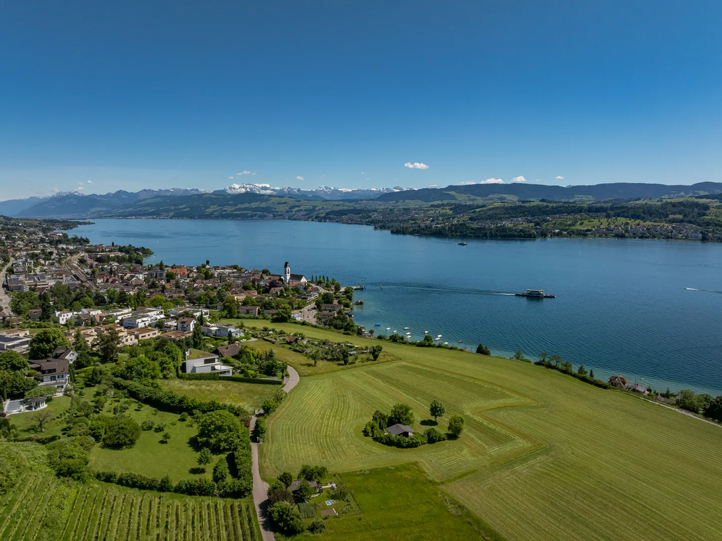 Terrain exclusif avec vue sur le lac - Photo 1 sur 6