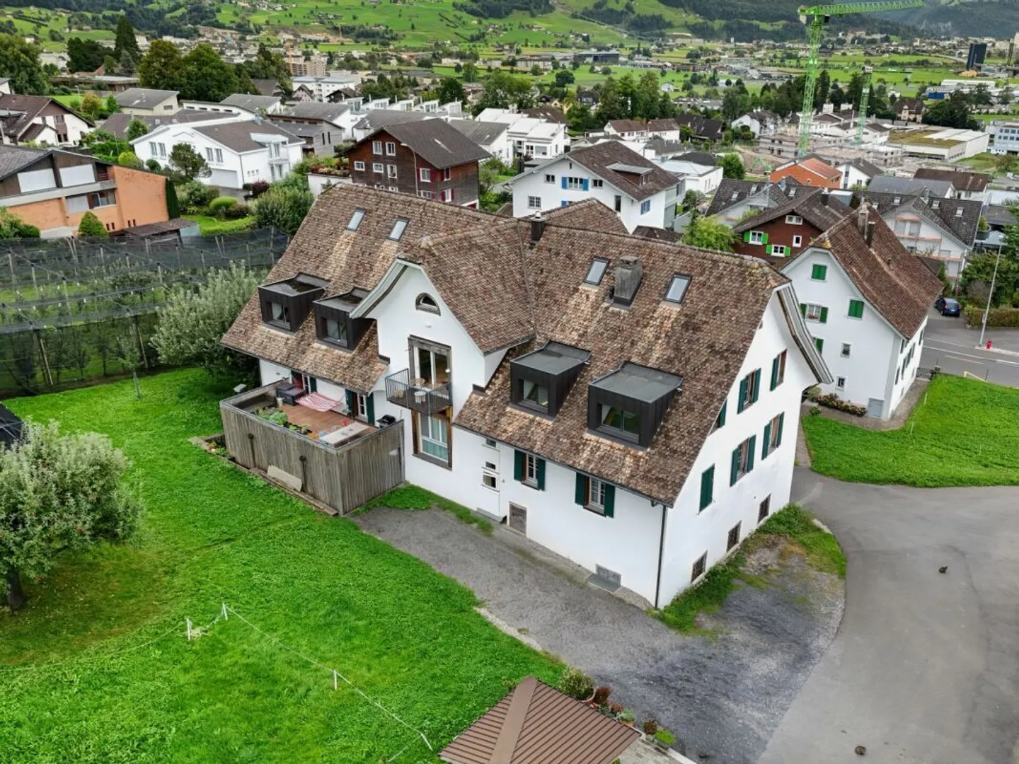 Appartement en penthouse élégant avec vue sur Mythen, le lac et la verdure luxuriante - Photo 2 sur 17