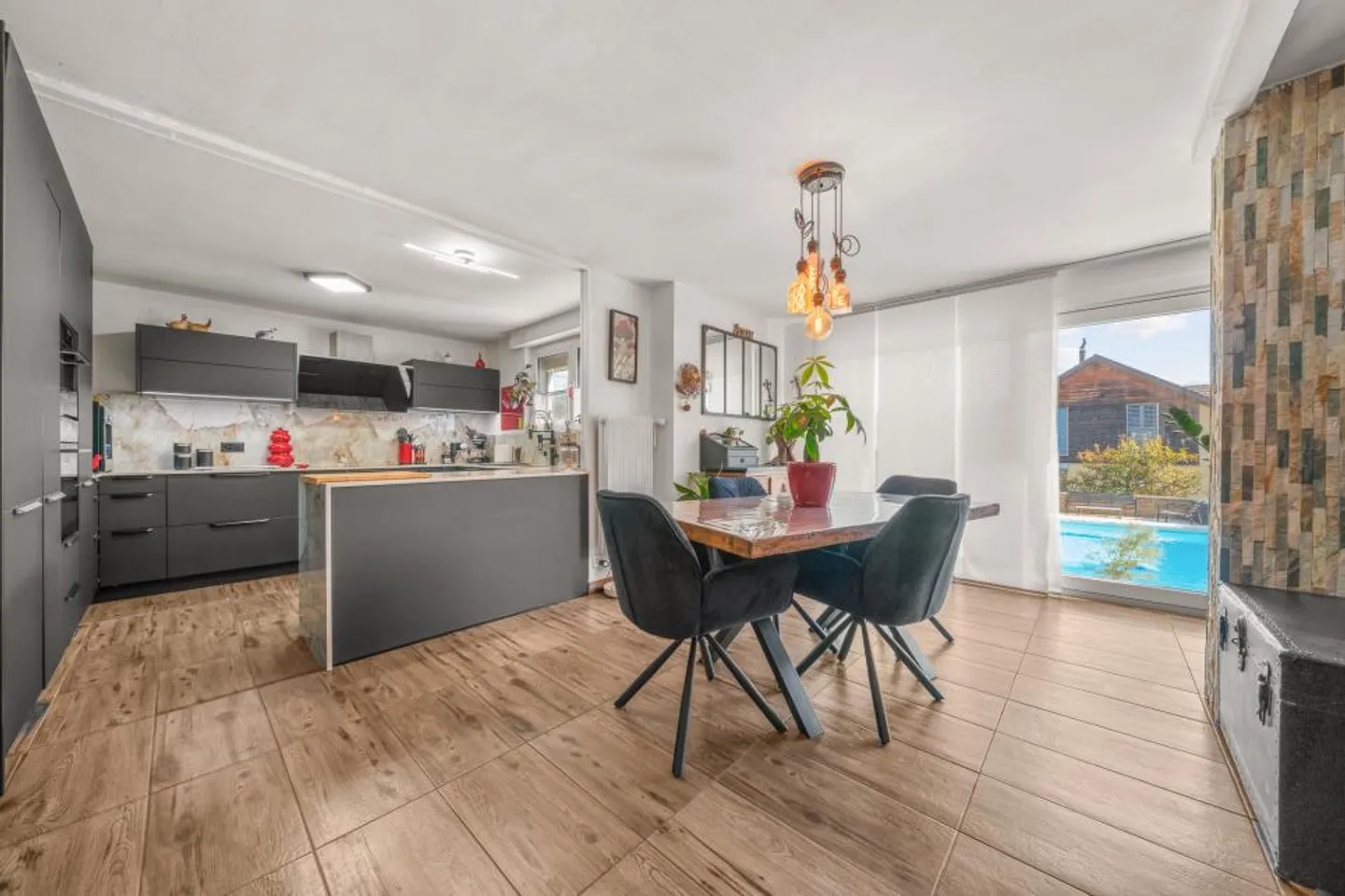 VILLA FAMILIARE CON PISCINA NEL CUORE DI LUCENS - Foto 4 di 13