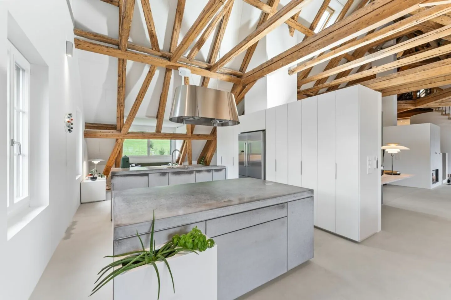 Appartement en penthouse élégant avec vue sur Mythen, le lac et la verdure luxuriante - Photo 5 sur 17