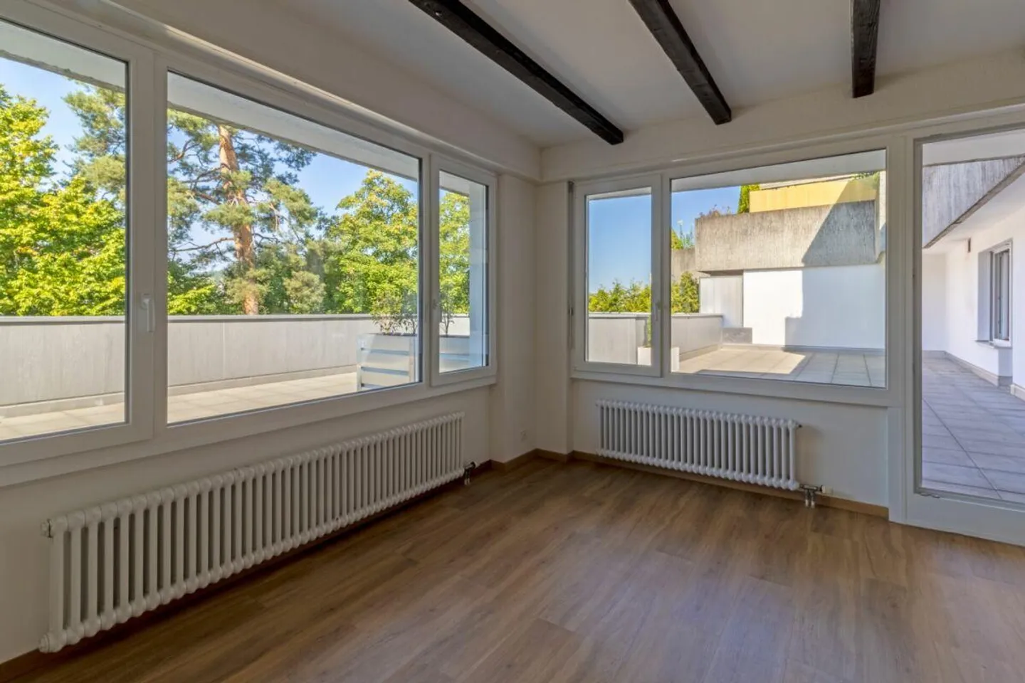 OPENHOUSE : 24.11.2025 DE 16H00 À 18H00 Appartement en terrasse spacieux de 5,5 pièces avec garage et salle de loisirs - Photo 3 sur 16